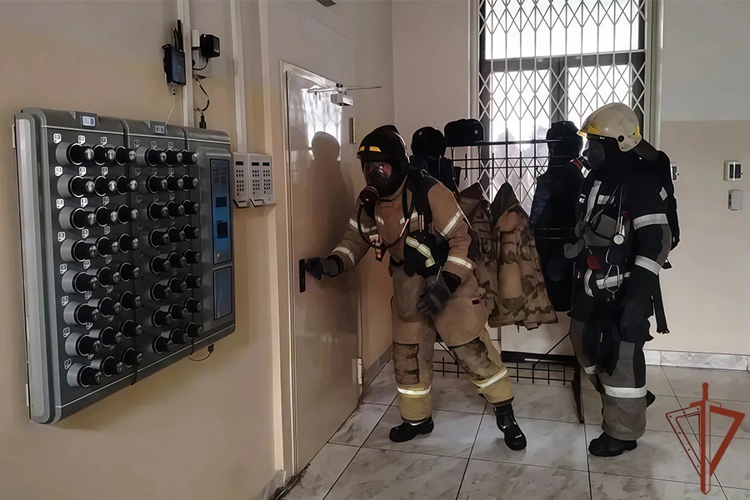 На Камчатке Росгвардия и МЧС России отработали действия при пожаре в здании