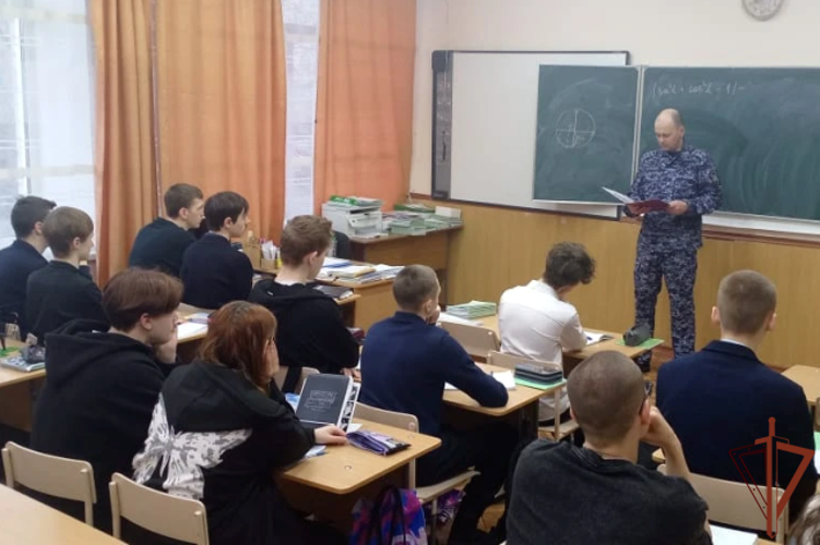 Росгвардейцы провели серию встреч с подрастающим поколением в регионах Сибири