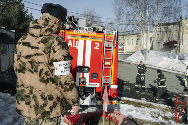 В Екатеринбурге росгвардейцы совместно с МЧС отработали действия при пожаре