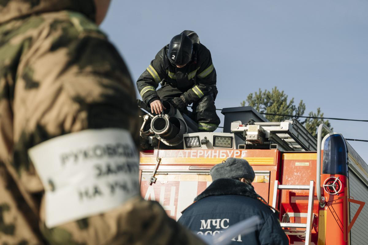 В Екатеринбурге росгвардейцы совместно с МЧС отработали действия при пожаре