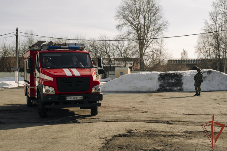 В Екатеринбурге росгвардейцы совместно с МЧС отработали действия при пожаре