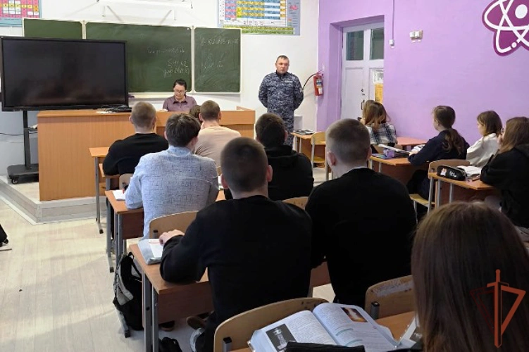 В регионах Сибири росгвардейцы провели встречи со школьниками в честь юбилейных дат войск правопорядка