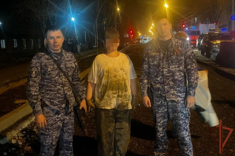 В Иркутске росгвардейцы спасли ребенка, провалившегося в коммунальный колодец (видео)