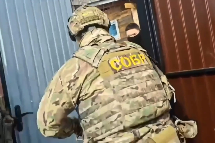 В Иркутской области при содействии СОБР Росгвардии задержаны подозреваемые в сбыте синтетических наркотиков (видео)