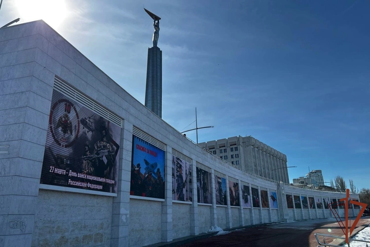 В преддверии юбилея Росгвардии на склоне площади Славы в Самаре открылась цифровая фотовыставка «Всегда на страже» (видео)
