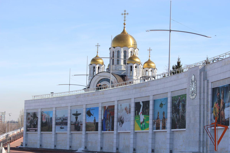 В преддверии юбилея Росгвардии на склоне площади Славы в Самаре открылась цифровая фотовыставка «Всегда на страже» (видео)
