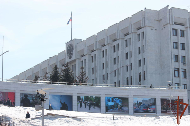 В преддверии юбилея Росгвардии на склоне площади Славы в Самаре открылась цифровая фотовыставка «Всегда на страже» (видео)