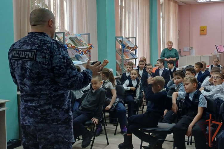 В Сибири школьников знакомят со службой в Росгвардии в рамках юбилейных мероприятий