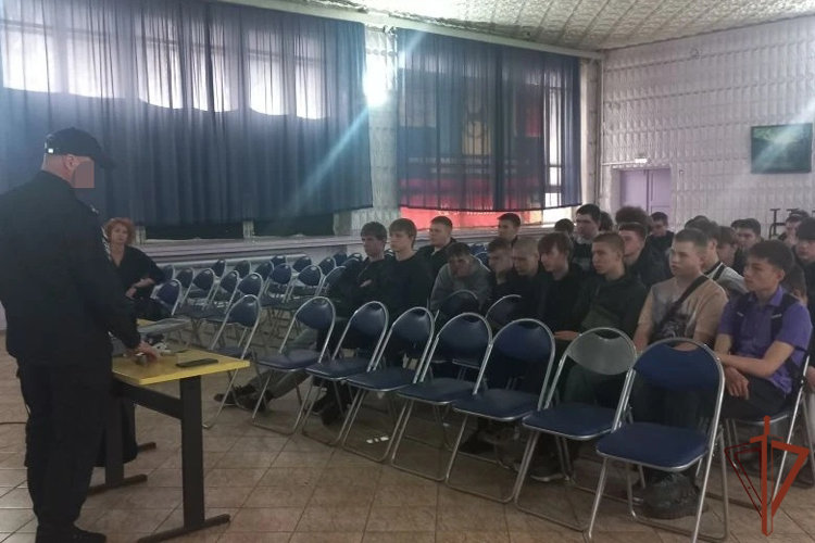Росгвардейцы продолжают знакомить юных сибиряков со службой в ведомстве