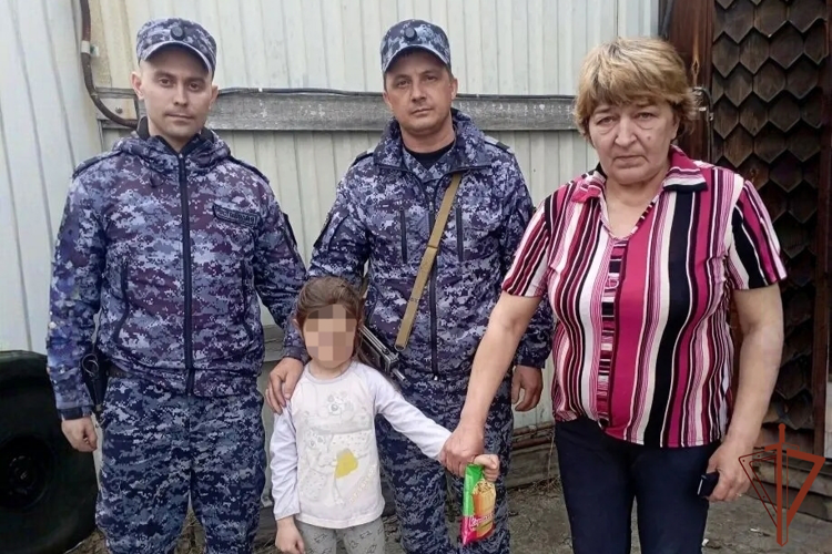 В Иркутской области сотрудники Росгвардии вернули родителям потерявшуюся девочку