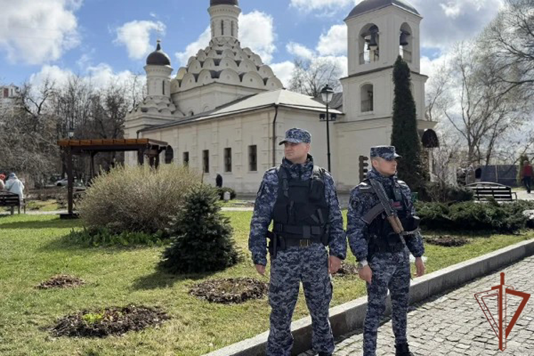 В Москве военнослужащие и сотрудники Росгвардии обеспечили безопасность в Вербное воскресенье (видео)