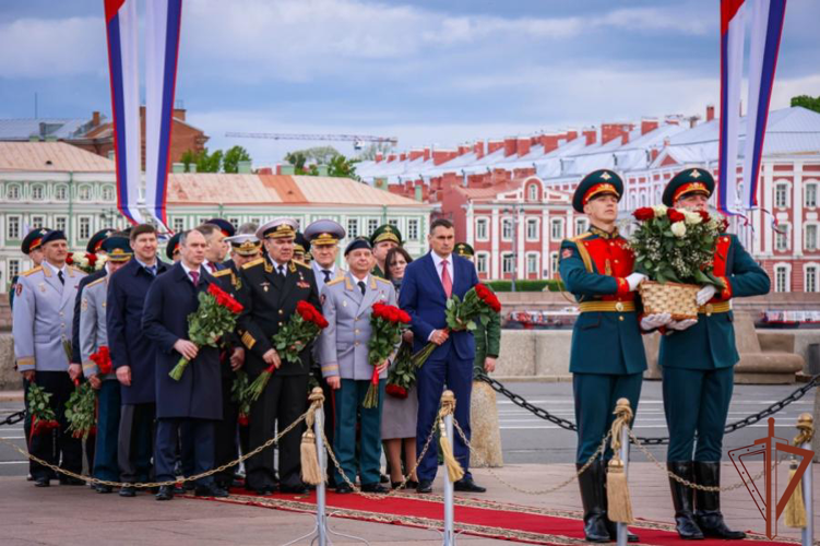 В честь Дня города Санкт-Петербурга делегация Северо-Западного округа Росгвардии возложила цветы к памятнику Петру Великому