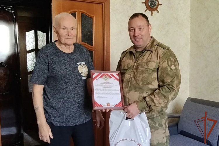 Военнослужащие и сотрудники Сибирского округа Росгвардии навестили ветеранов и поздравили их с юбилеями