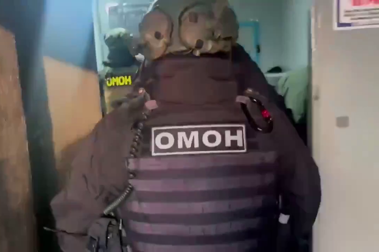 В Тыве при силовой поддержке ОМОН Росгвардии пресечена деятельность нелегального игорного заведения (видео)