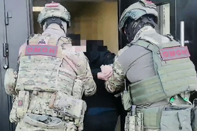 При силовой поддержке ОМОН Росгвардии в Томской области задержан подозреваемый в экстремизме (видео)