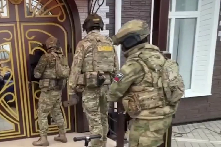 При силовой поддержке СОБР Росгвардии в Красноярском крае задержаны подозреваемые в коррупционных преступлениях (видео)