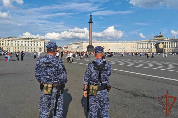Росгвардейцы обеспечили безопасность на праздничных мероприятиях в честь Дня ВМФ в Санкт-Петербурге и Ленинградской области