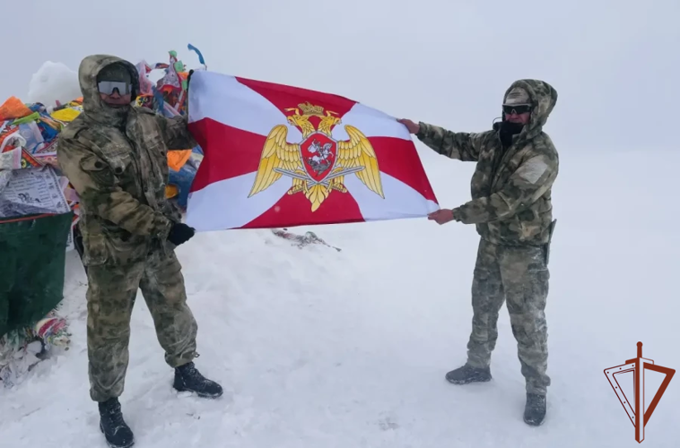 Восхождение на вершину Монгун-Тайги военнослужащие Росгвардии посвятили юбилею ведомства