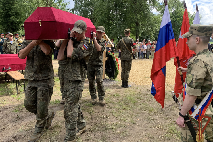 Росгвардейцы приняли участие в церемонии перезахоронения останков воинов Красной армии в Ленинградской области