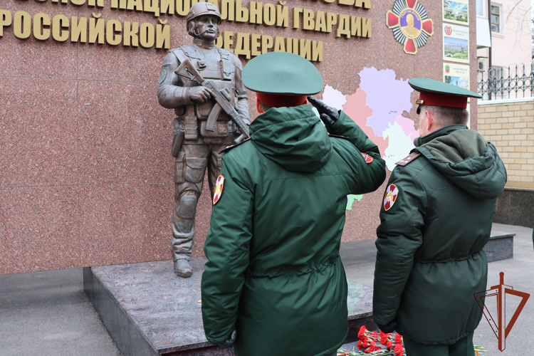 Представители командования Южного округа Росгвардии приняли участие в возложении цветов в Ростовской области