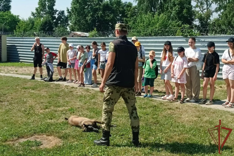 В рамках акции «Каникулы с Росгвардией» школьники Сибири познакомились со службой в войсках национальной гвардии