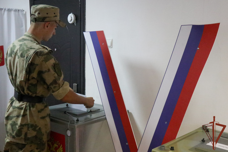 Военнослужащие и сотрудники Южного округа Росгвардии участвуют в Едином дне голосования