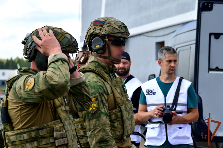 Военнослужащие и сотрудники Росгвардии принимают участие в международных соревнованиях спецназа «Вызов-7» на Урале