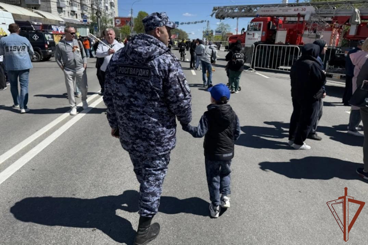 В Ульяновске в День Победы росгвардейцы помогли разыскать потерявшегося ребенка