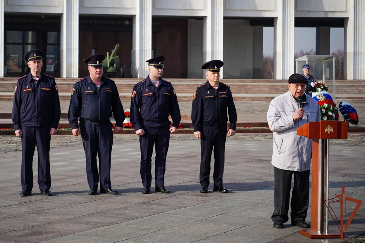 В Москве росгвардейцы возложили цветы к Монументу Победы на Поклонной горе