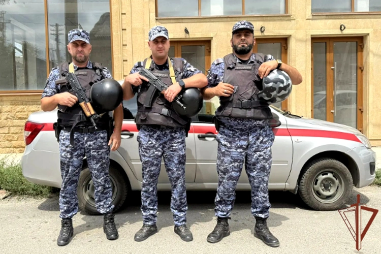 Росгвардейцы оказали помощь жителю Хасавюрта, которому внезапно стало плохо на улице