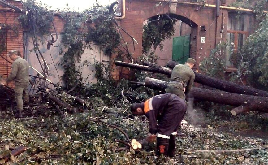 Военнослужащие войск национальной гвардии РФ оказывают помощь в ликвидации последствий чрезвычайной ситуации
