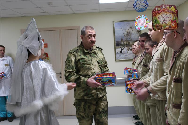 В канун Нового года командующий Уральским округом войск национальной гвардии поздравил военнослужащих срочной службы, находящихся на излечении в госпитале