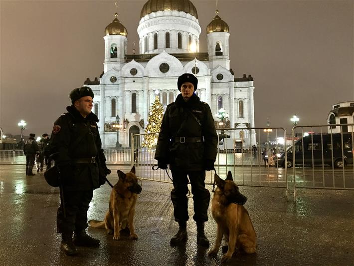 В Рождество привычный рацион военнослужащих Росгвардии разнообразили домашней пищей