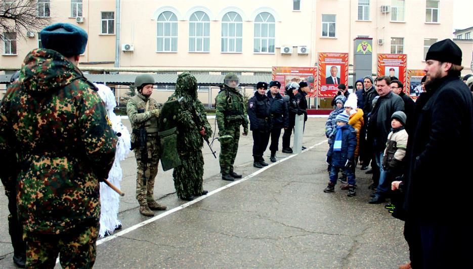 В Симферополе военнослужащие специального моторизованного полка познакомили воспитанников духовной семинарии со служебно-боевыми буднями подразделения