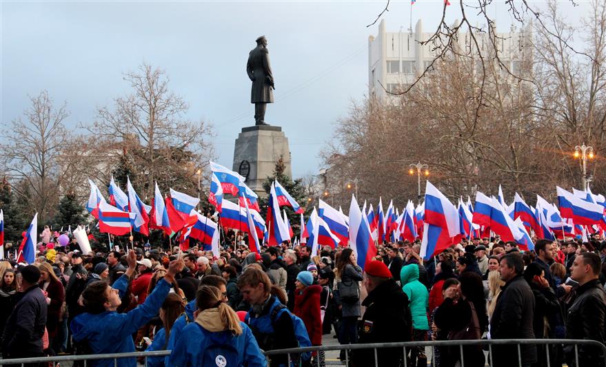 В Севастополе росгвардейцы совместно с сотрудниками полиции обеспечили общественный порядок на митинг-концерте, посвященном 4-летию вхождения Крыма и Севастополя в состав России