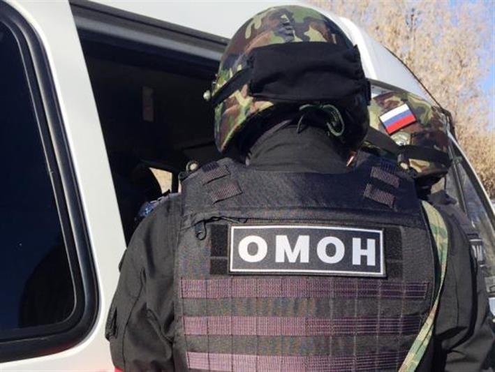 В Сыктывкаре сотрудники ОМОН оказали помощь в эвакуации жильцов из горящего дома (видео)