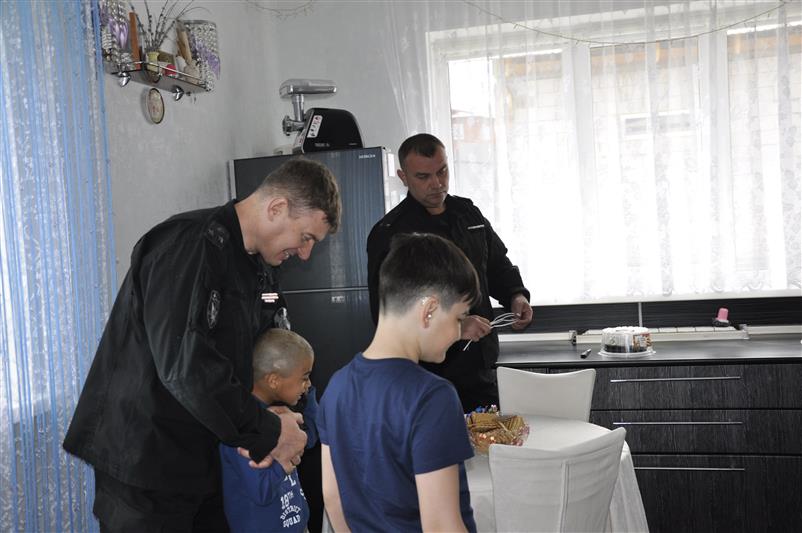 В Удмуртии сотрудники СОБР навестили семью погибшего коллеги