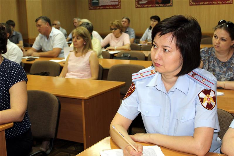 В Оренбурге росгвардейцы проверили профессиональную подготовку частных охранников