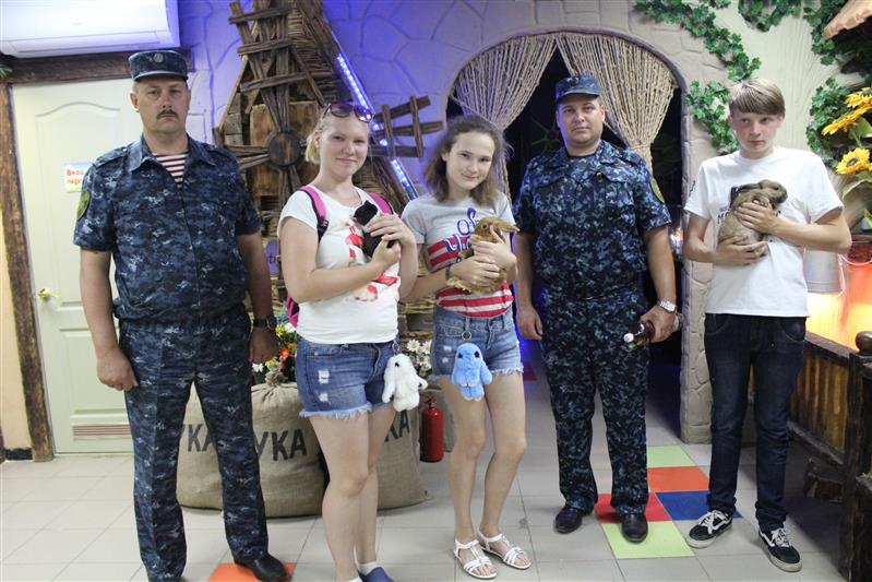 Сотрудники Управления Росгвардии по Ростовской области организовали для воспитанников детского дома посещение контактного зоопарка 