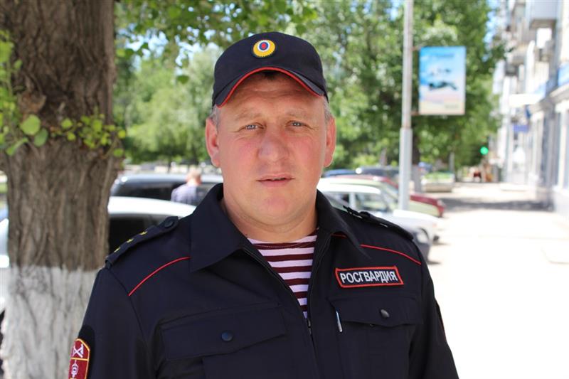 В Саратове сотрудник Росгвардии в свободное от службы время задержал подозреваемого в незаконном обороте наркотиков 