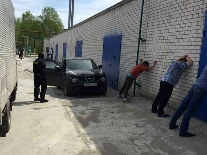 В Алтайском крае при силовой поддержке ОМОН изъято свыше сорока тонн контрафактного алкоголя