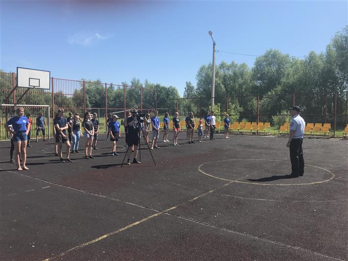 В Вышнем Волочке росгвардейцы провели утреннюю зарядку со школьниками