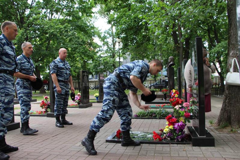 В Курске сотрудники ОМОН почтили память погибшего товарища