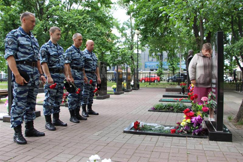 В Курске сотрудники ОМОН почтили память погибшего товарища