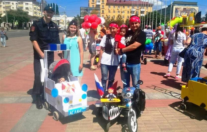 Уфимские росгвардейцы со своими семьями приняли участие в юбилейном «Параде колясок»