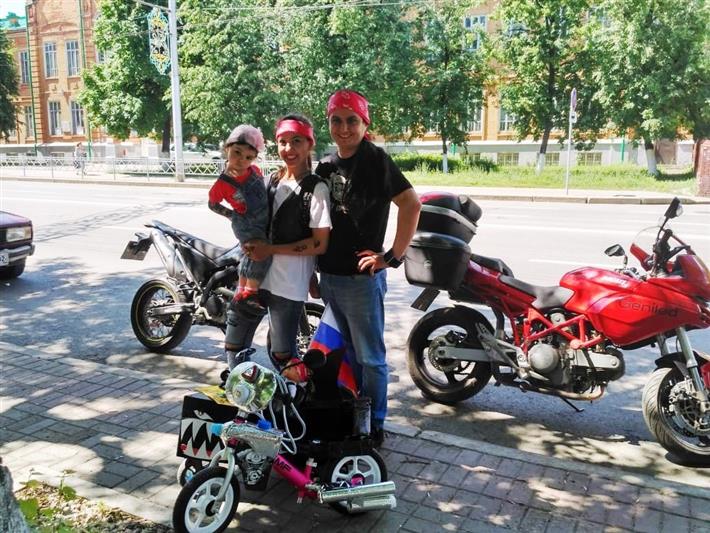 Уфимские росгвардейцы со своими семьями приняли участие в юбилейном «Параде колясок»
