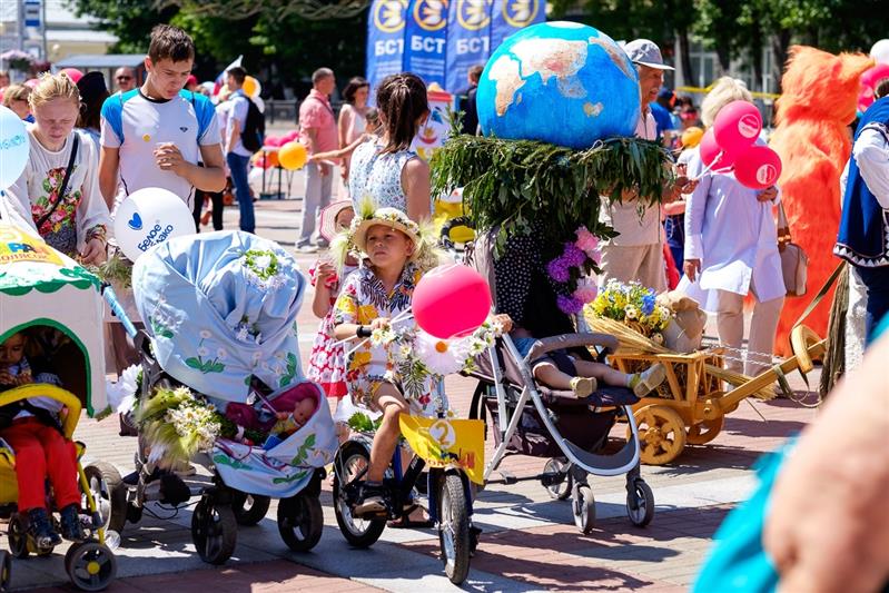 Уфимские росгвардейцы со своими семьями приняли участие в юбилейном «Параде колясок»