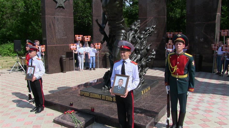 В Саратове военнослужащие и сотрудники Росгвардии приняли участие в митинге, посвященном Дню ветеранов боевых действий 