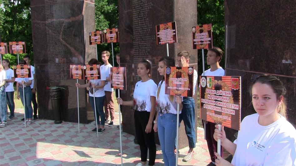 В Саратове военнослужащие и сотрудники Росгвардии приняли участие в митинге, посвященном Дню ветеранов боевых действий 