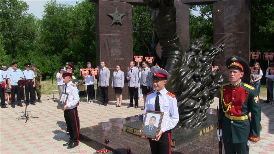 В Саратове военнослужащие и сотрудники Росгвардии приняли участие в митинге, посвященном Дню ветеранов боевых действий 